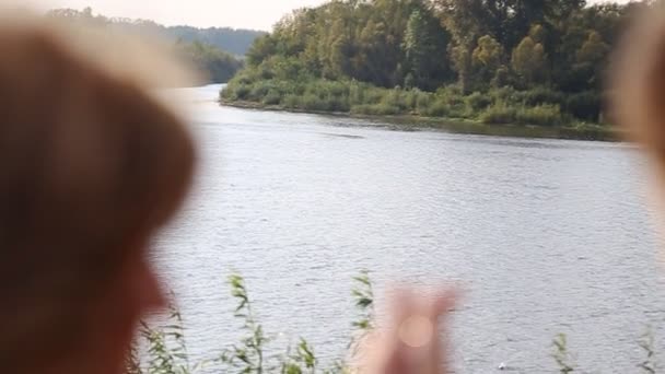 Mladý pár na břehu řeky slowmotion - Záběry, video