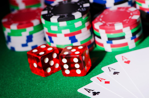 Concepto de Casino con fichas y tarjetas
 - Foto, Imagen