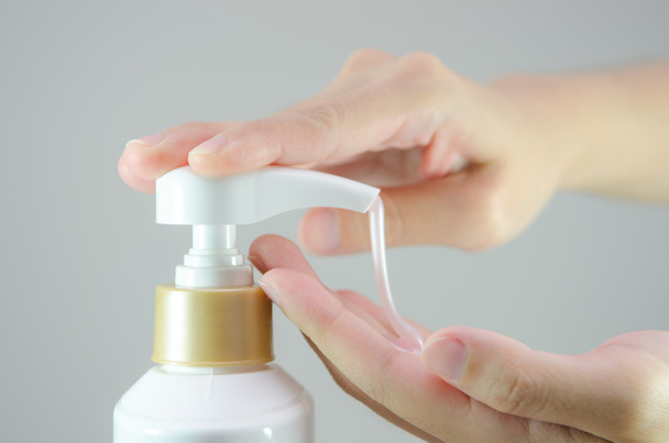 Жидкое мыло на руке
 - Фото, изображение