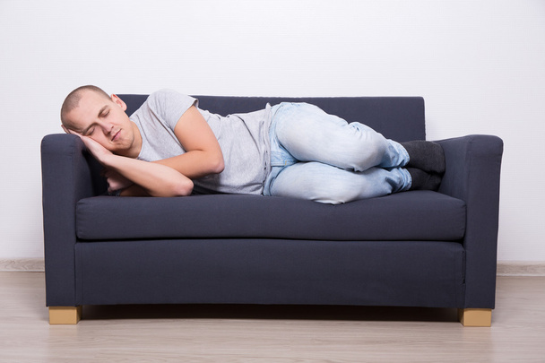 чоловік спить на дивані вдома
 - Фото, зображення