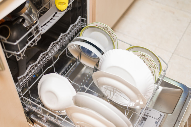 lavavajillas lleno de platos
 - Foto, imagen