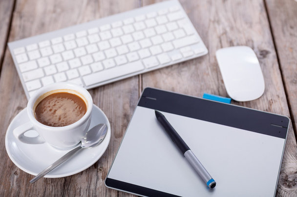 grafické rýsovacím prkně, klávesnice, Coffee cup a myš na staré w - Fotografie, Obrázek