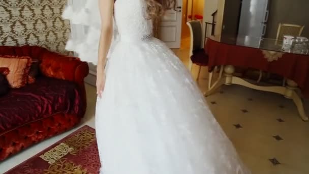 Neuvěřitelně krásné, mladé nevěsty pózuje v hotelovém pokoji - Záběry, video