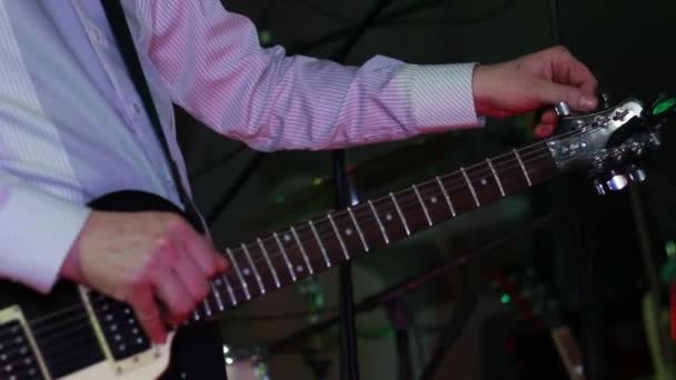 Muž hrát elektrická kytara v hospodě - Záběry, video