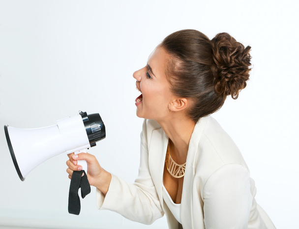 Femme d'affaires avec mégaphone hurlant et criant isolé sur fond blanc - Photo, image