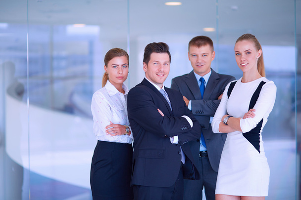 Улыбаясь успешной бизнес-команде, стоящей в офисе
 - Фото, изображение