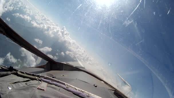 Vlucht over wolken uitzicht vanaf cockpit vliegtuig. - Video