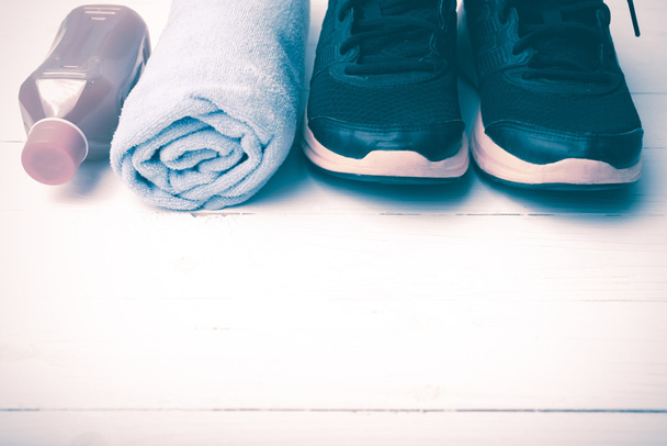 běžecké boty, ručník a pomerančový džus vintage styl - Fotografie, Obrázek