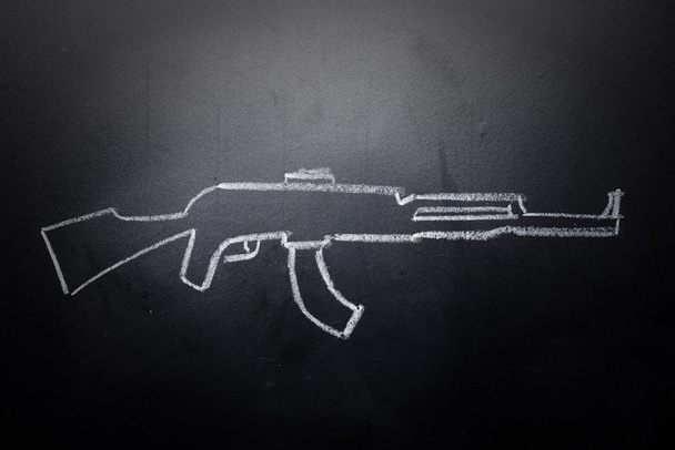 κλήρωση όπλο που διαγράφονται στο blackboard - καμία έννοια της βίας - Φωτογραφία, εικόνα