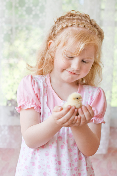 Happy girl with little chicken - Zdjęcie, obraz
