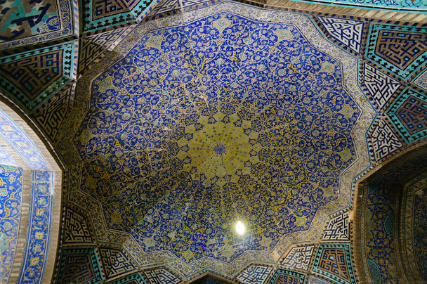 Πανέμορφη οροφή του τεμένους του ιμάμη στο Ισφαχάν, Ιράν - Φωτογραφία, εικόνα