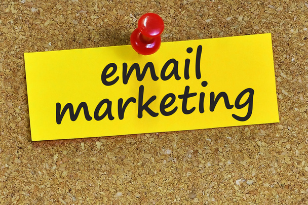 parola di email marketing su carta da lettere gialla con sfondo di sughero
 - Foto, immagini