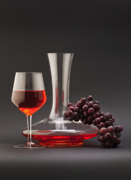 kırmızı şarap ve küme ile natürmort - Fotoğraf, Görsel