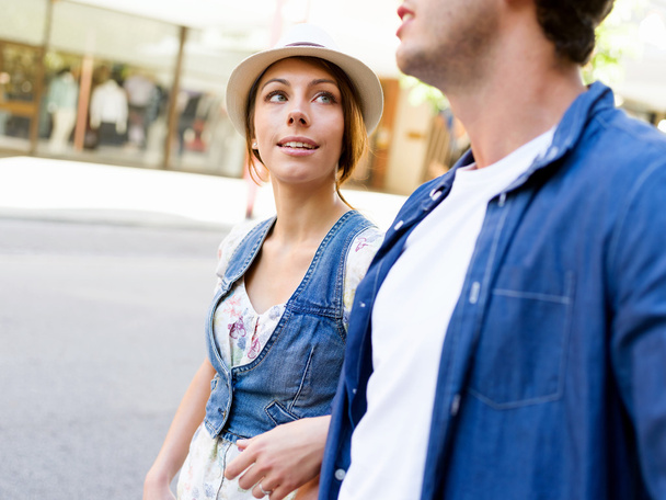 Happy young couple walking in city - Fotografie, Obrázek