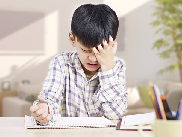 Asiatisches Kind studiert - Foto, Bild