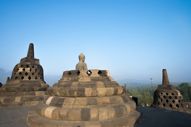 Stupas tarafından çevrili Buda heykeli - Fotoğraf, Görsel