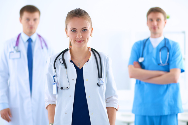 приваблива жінка-лікар перед медичною групою
 - Фото, зображення