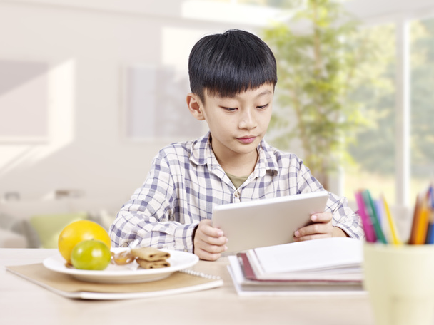niño asiático usando tableta ordenador
 - Foto, Imagen