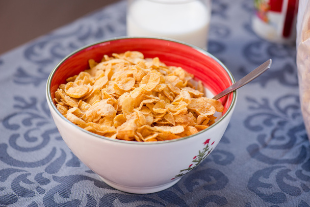 desayuno cereales de copos de maíz de oro en el tazón
 - Foto, imagen