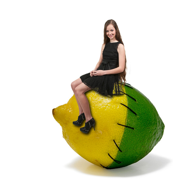 dospívající žena sedící na lemon lime s nutričním označení - Fotografie, Obrázek