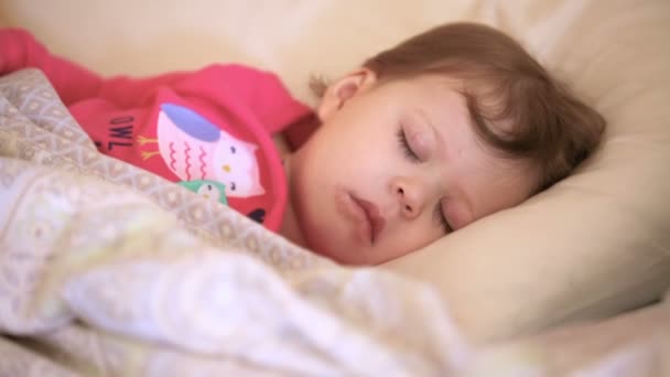 slapende meisje van de peuter - Video