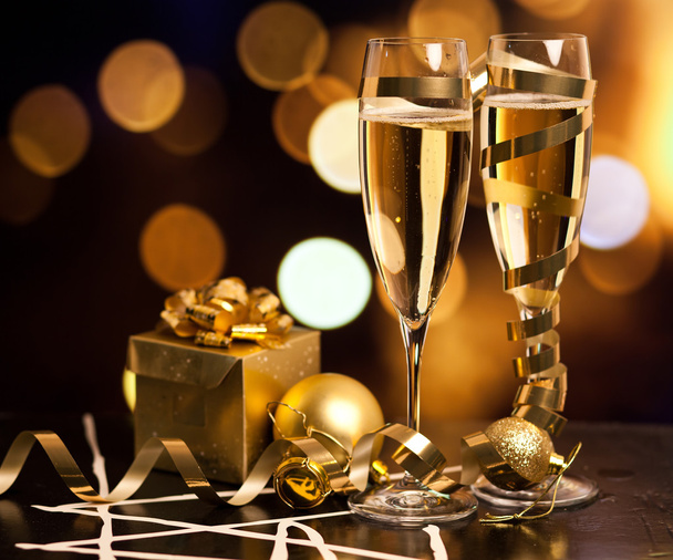 Brindis con copas de champán contra luces navideñas
 - Foto, Imagen