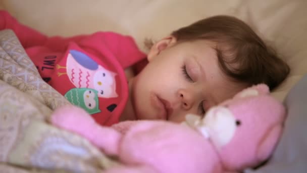 睡眠の幼児の女の子 - 映像、動画