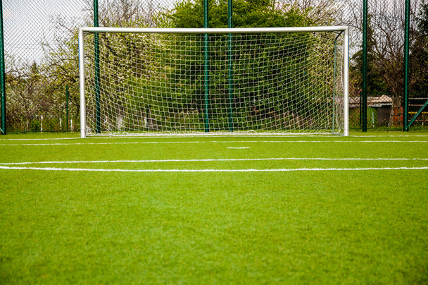 fotbalová brána na zelené sportovní hřiště - Fotografie, Obrázek