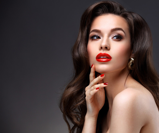 Beauty Model Woman with Long Brown Wavy Hair. Healthy Hair and Beautiful Professional Makeup. Red Lips and Smoky Eyes Make up. Gorgeous Glamour Lady Portrait. Haircare, Skincare concept - Φωτογραφία, εικόνα