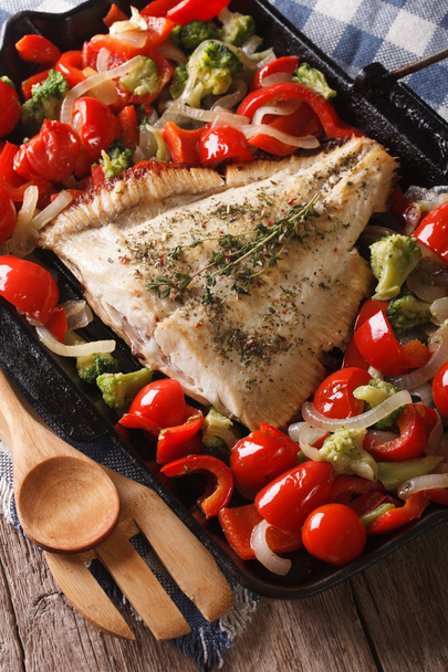 pesce piatto con verdure primo piano su una padella per friggere. verticale
 - Foto, immagini