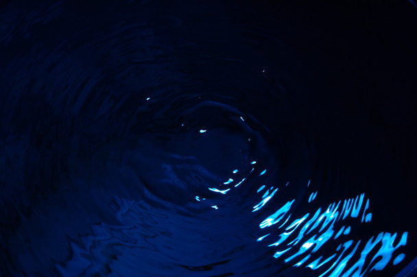 Ondas de agua en luz diurna
 - Foto, Imagen