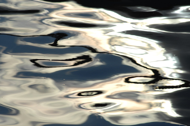 Ondas de agua en luz diurna
 - Foto, imagen