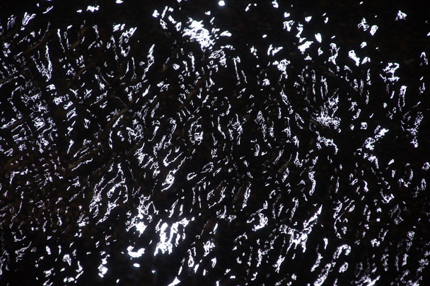 Волны воды в дневном свете
 - Фото, изображение