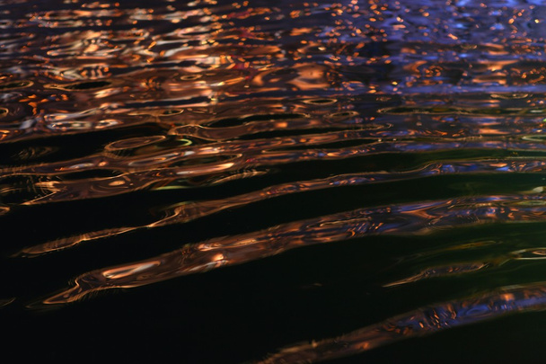 Ondas de agua en luz diurna
 - Foto, imagen