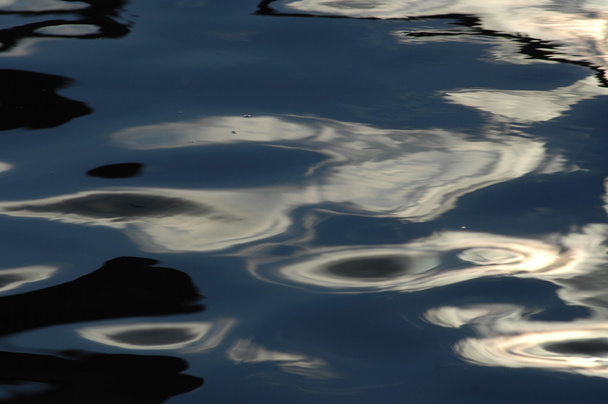 Vagues d'eau en lumière du jour
 - Photo, image