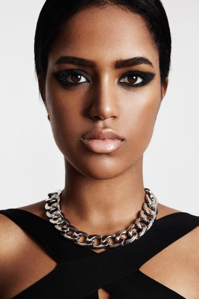 mujer negra con maquillaje de noche
 - Foto, imagen