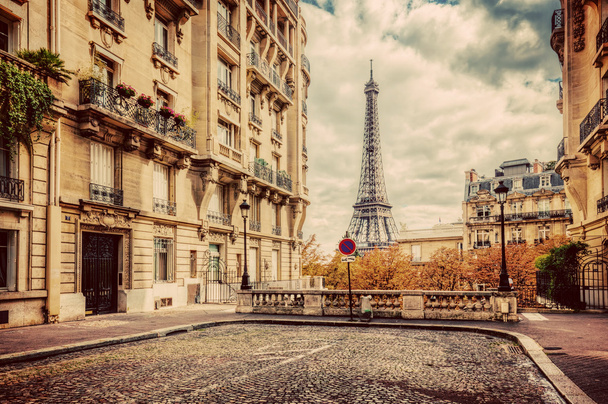Eiffel Tower gezien vanaf de straat - Foto, afbeelding