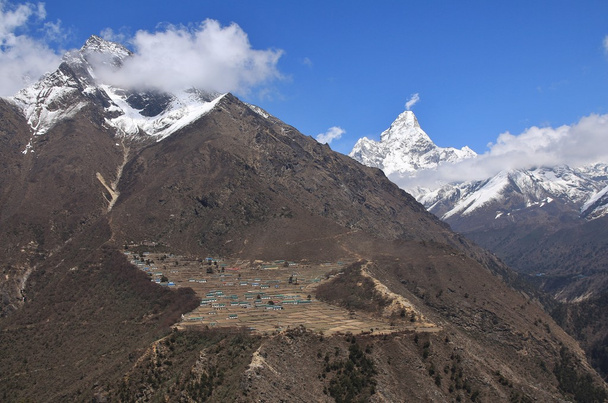 Sherpa falu és a híres hegyi Ama Dablam - Fotó, kép