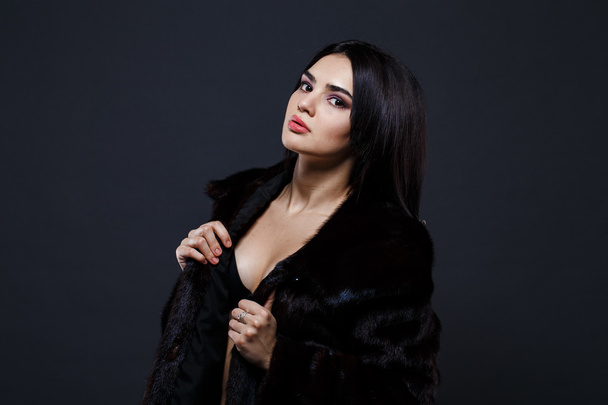 Portrait of a seductive lady in fur coat - Fotoğraf, Görsel