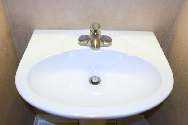 Fregadero blanco y grifo de níquel cepillado en el baño
 - Foto, Imagen