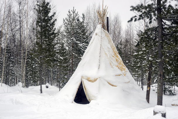 Khanty tienda nacional en el bosque de invierno
 - Foto, imagen