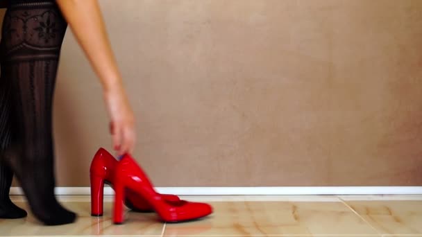 Frau zieht rote Schuhe an - Filmmaterial, Video