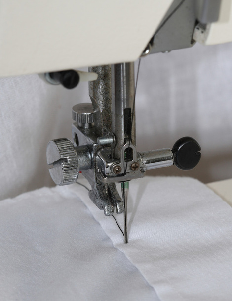 Крупним планом швейні зміни робляться на сорочці
 - Фото, зображення