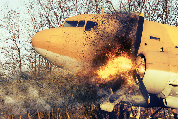 Старый самолет в огне
 - Фото, изображение