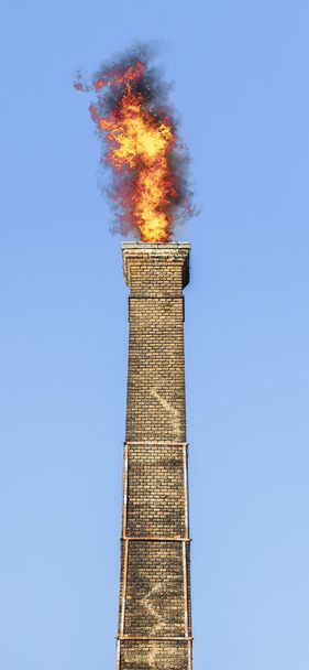Starý cihlový komín v plamenech - Fotografie, Obrázek