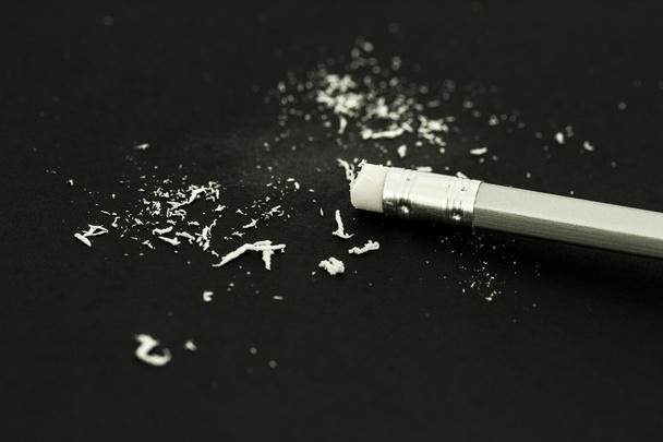 gum van het einde van zilver houten potlood met gum stof op bl - Foto, afbeelding