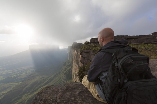 European tourist resting on top of Roraima tepui, Venezuela - Zdjęcie, obraz