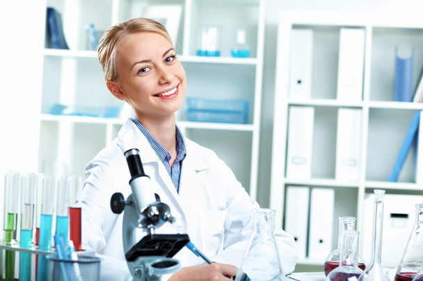 Young scientist working in laboratory - Foto, Imagen