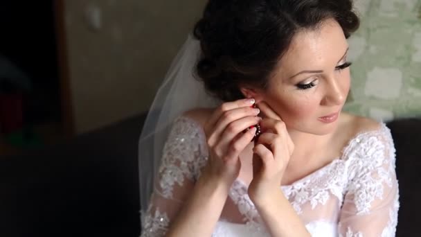 Braut macht sich morgens im Zimmer fertig - Filmmaterial, Video