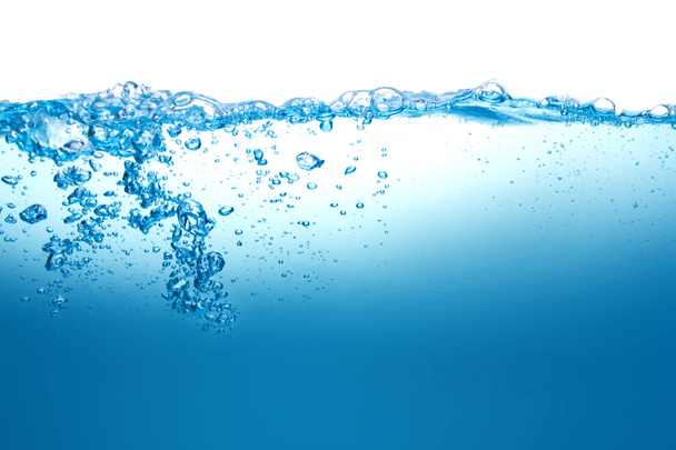 Zblízka modré vody splash s bubliny na bílém pozadí - Fotografie, Obrázek